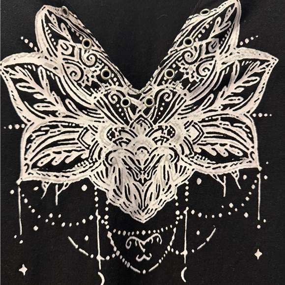 Elegant Black Tee with White Pattern - Picture 2 of 4